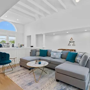  Holiday home Stylish Townhome - Foosball Table, Laundry, Parking!